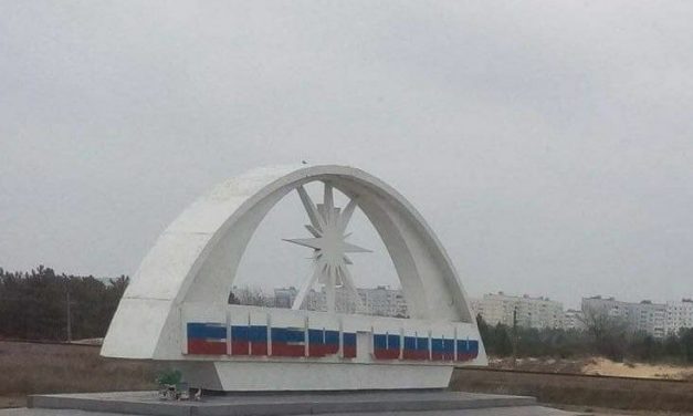 Colori russi all’ingresso di Enedogar