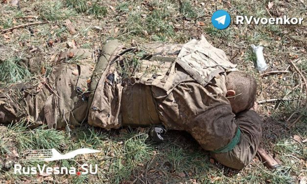 Cadaveri e attrezzature in fiamme: le truppe russe distruggono le forze armate dell’Ucraina sulla strada per Kramatorsk