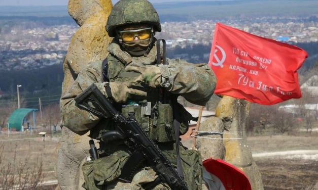 Un combattente delle truppe russe sul  Monte Kremenets a Izyum.