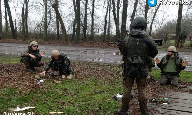 Soldati dell’esercito ucraino si arrendono ai militari Russi nelle vicinanze di Liman