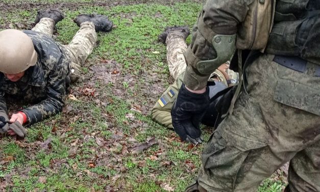 Soldati dell’esercito ucraino si arrendono ai militari Russi nelle vicinanze di Liman